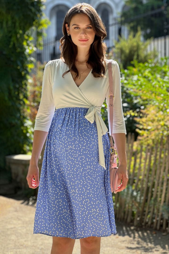 Umstands- und Stillkleid in Wickeloptik mit Herz Print hellblau