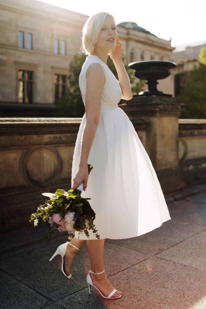 Plus Size Midi Umstandsbrautkleid mit Plissees