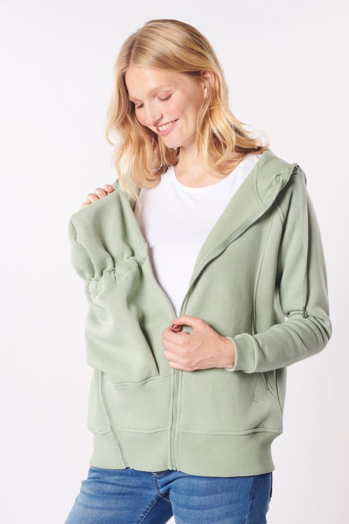 Umstands-Hoodie und Tragejacke salbei