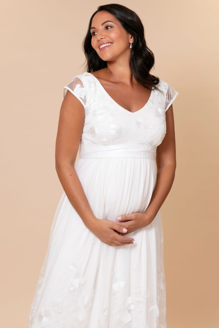 Umstandsbrautrobe mit Kleeblatt Spitze