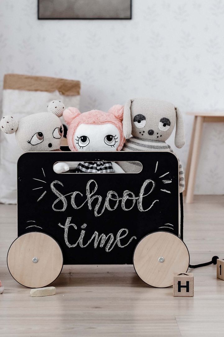 Spielzeugkiste auf Rädern schwarz