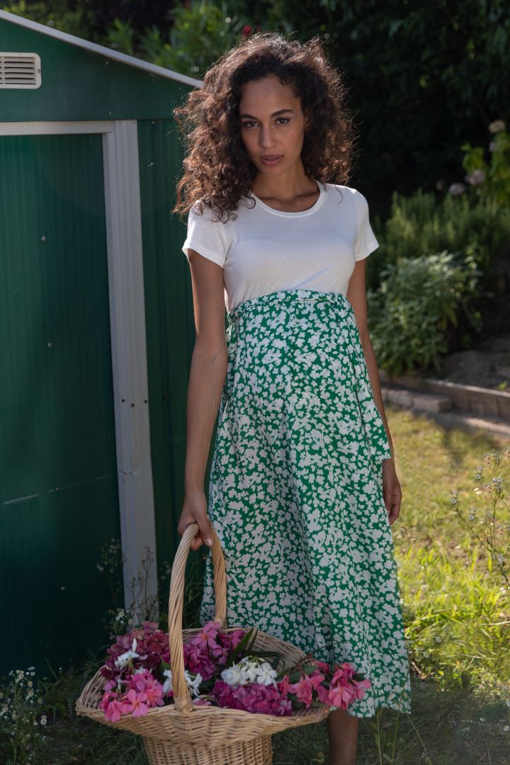 Umstandskleid mit Jerseytop und Blumenrock grün