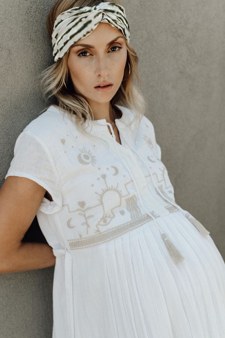 Umstands- und Stillkleid mit Stickereien