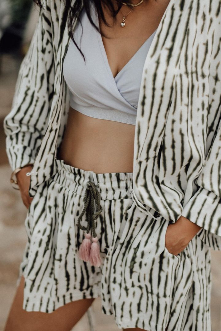 Umstandsshorts mit Batik Print