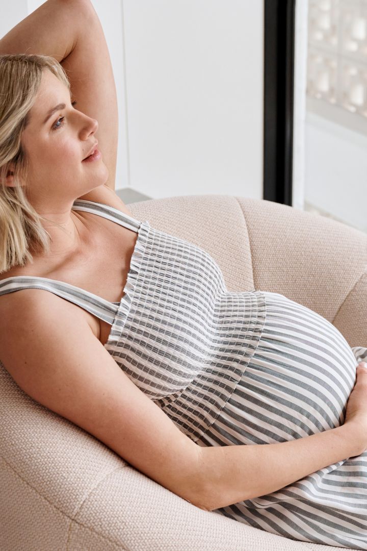 Umstandsträgerkleid mit Streifen grau-weiß