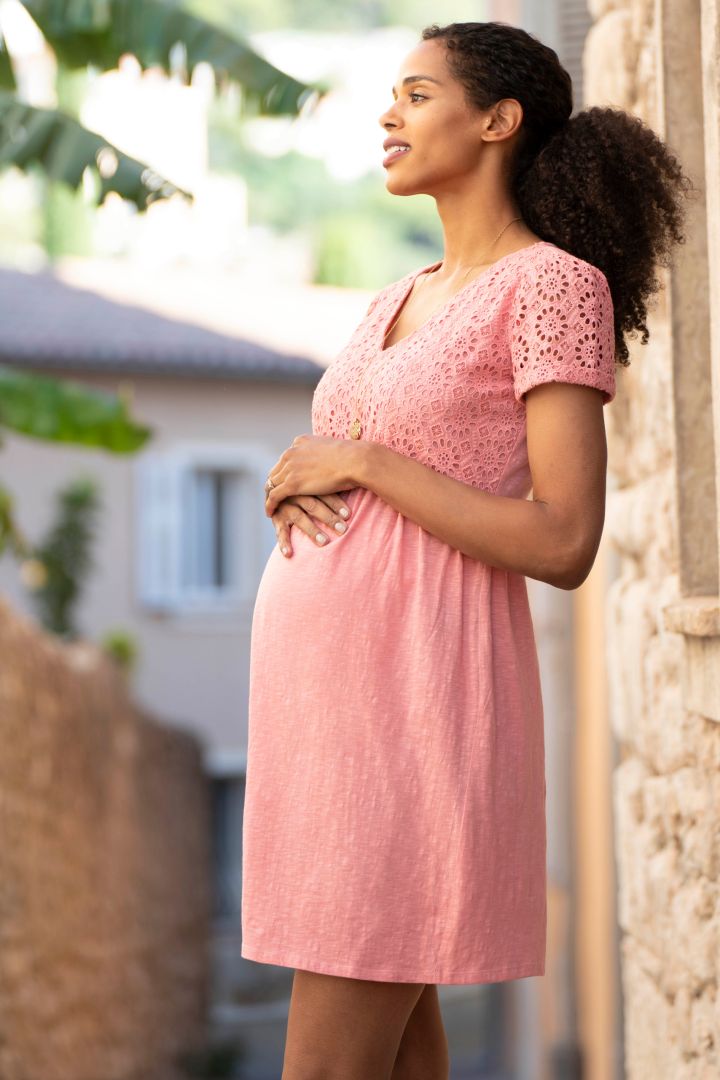 Umstands- und Stillkleid mit Lochspitze rosa