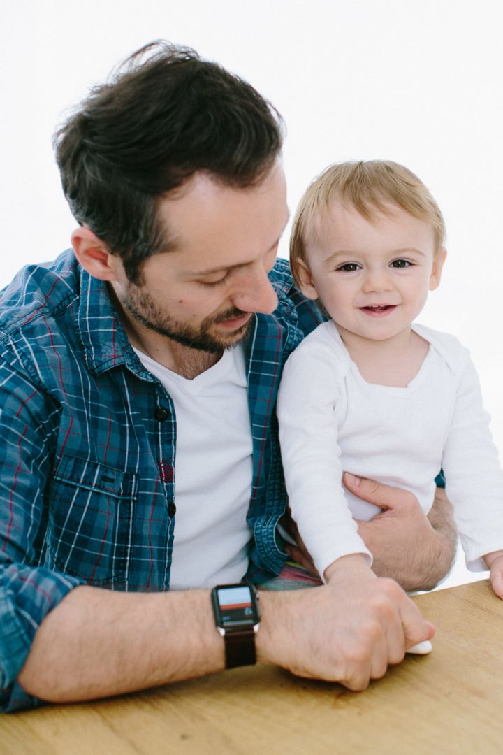 Stand-Bilderrahmen mit Baby Abdruckset, grauer Hintergrund