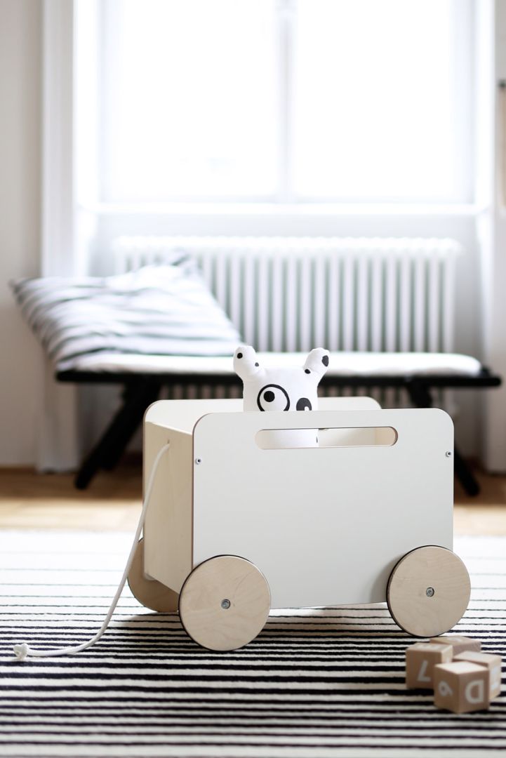 Spielzeugkiste auf Rädern weiß