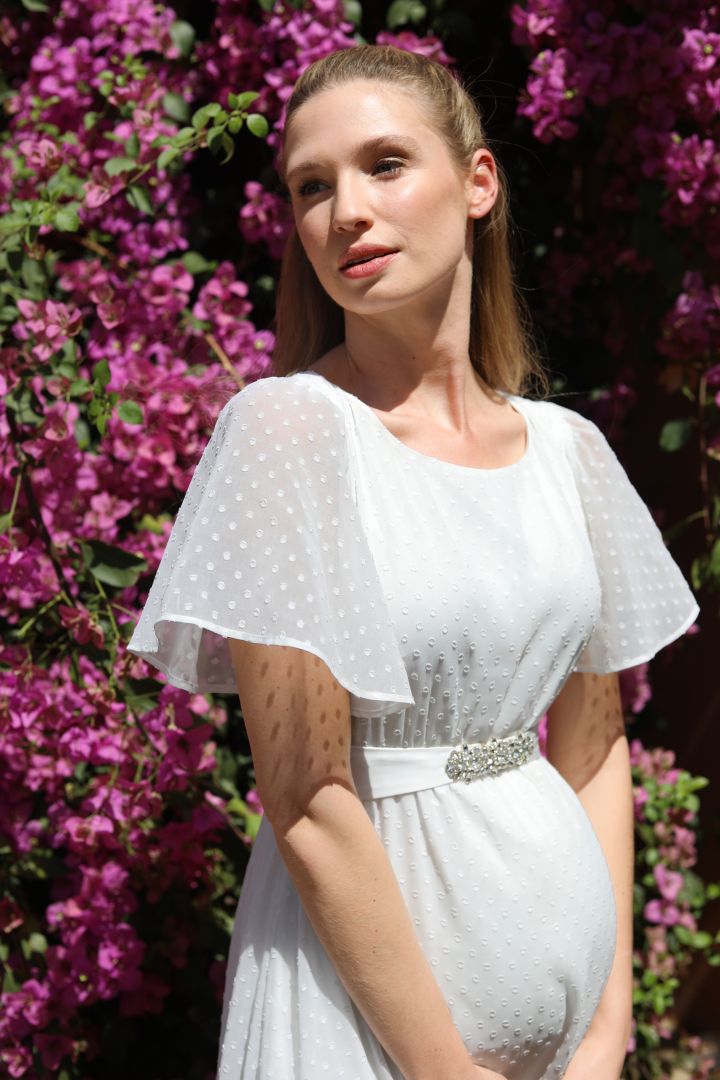 Umstandsbrautkleid mit Schleifendetail am Rücken