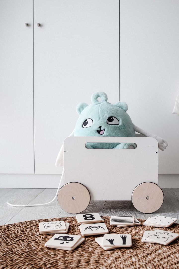 Spielzeugkiste auf Rädern weiß