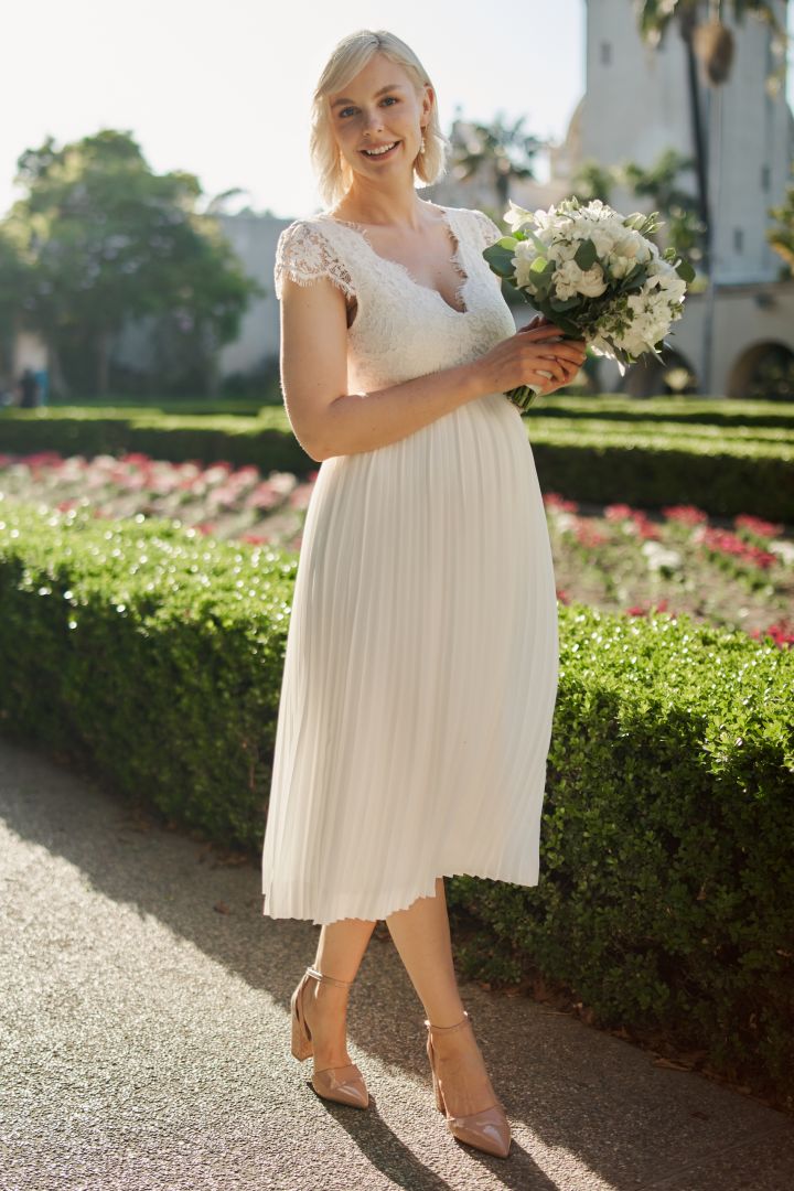 Umstandsbrautkleid mit Spitzenoberteil und Plissees