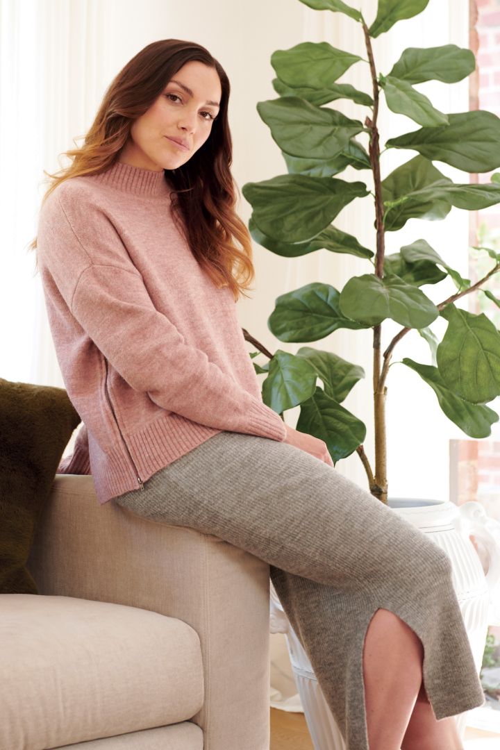 Umstandsstrickpullover mit seitlicher Stillöffnung