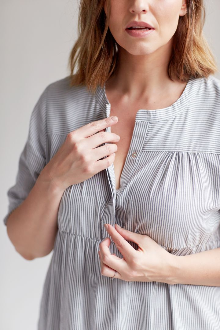 Umstands- und Stillkleid mit Knopfleiste gestreift