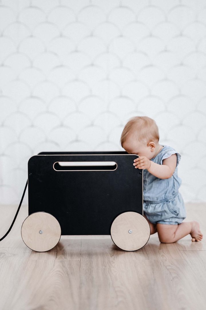 Spielzeugkiste auf Rädern schwarz