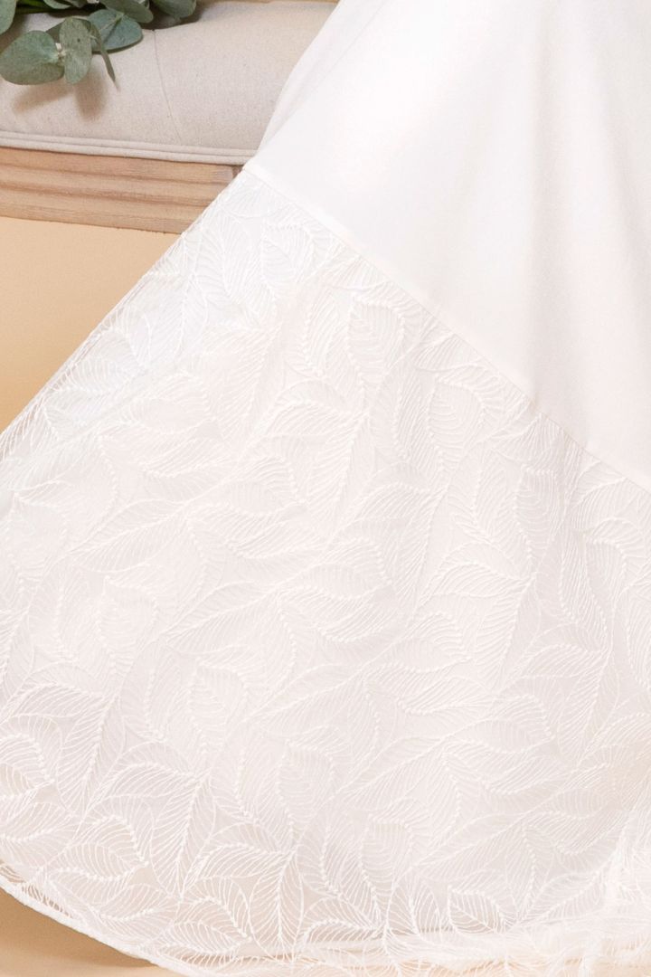 Umstandsbrautrobe mit transparenten Spitzenärmeln