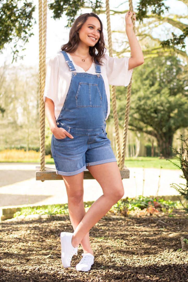 Kurze Umstands-Jeanslatzhose