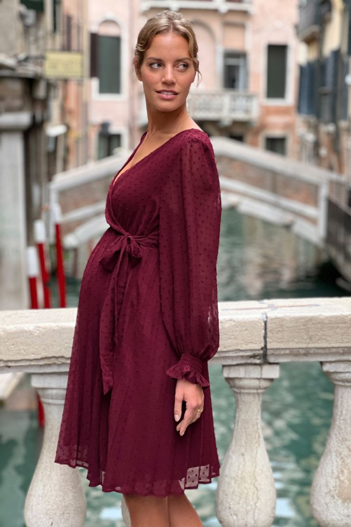 Festliches Umstandskleid in Wickeloptik mit Plisseerock