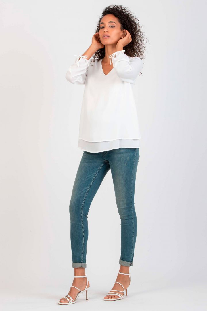 Zweilagige V-Neck Umstandsbluse aus Chiffon weiss