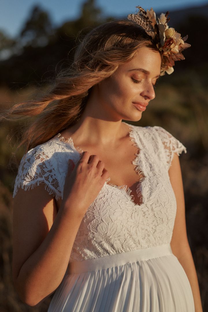 Umstandsbrautkleid mit Spitzenoberteil und Plissees