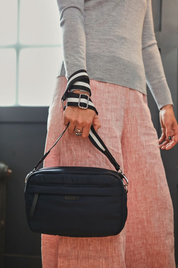 Crossbody Wickeltasche aus Nylon dunkelblau