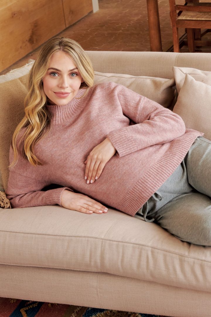 Umstandsstrickpullover mit seitlicher Stillöffnung