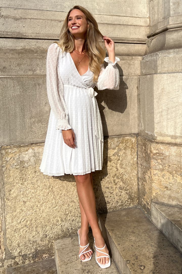 Umstandsbrautkleid in Wickeloptik mit Plisseerock