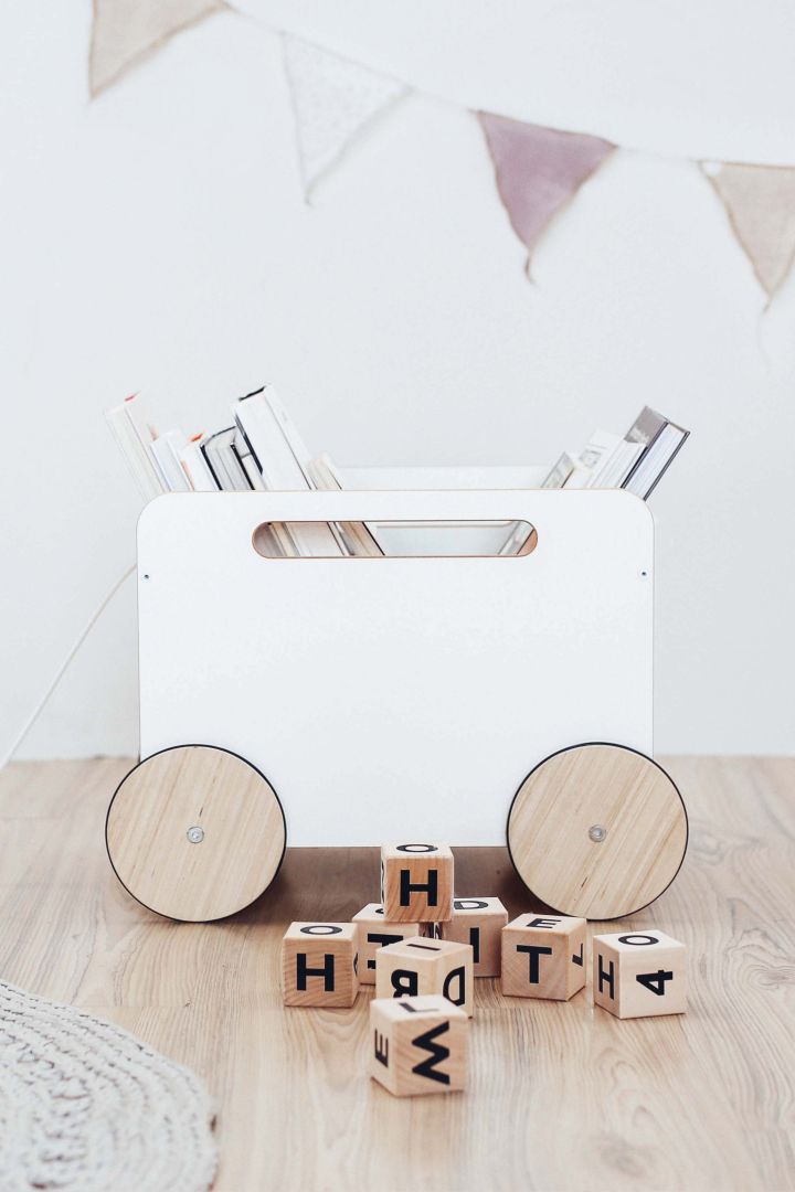 Spielzeugkiste auf Rädern weiß