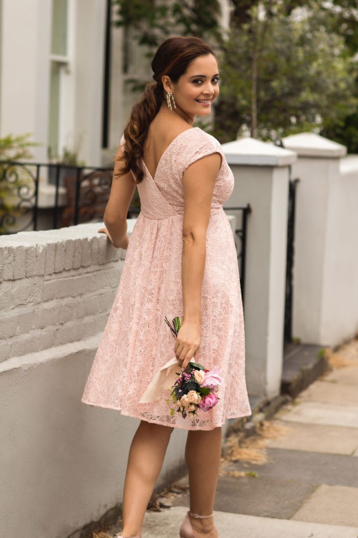 Spitzen Umstandskleid mit Cache Coeur Ausschnitt rosa