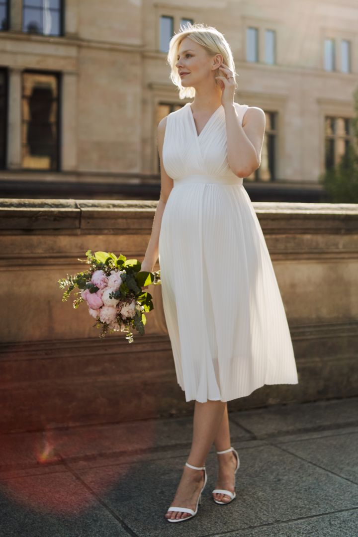 Plus Size Midi Umstandsbrautkleid mit Plissees