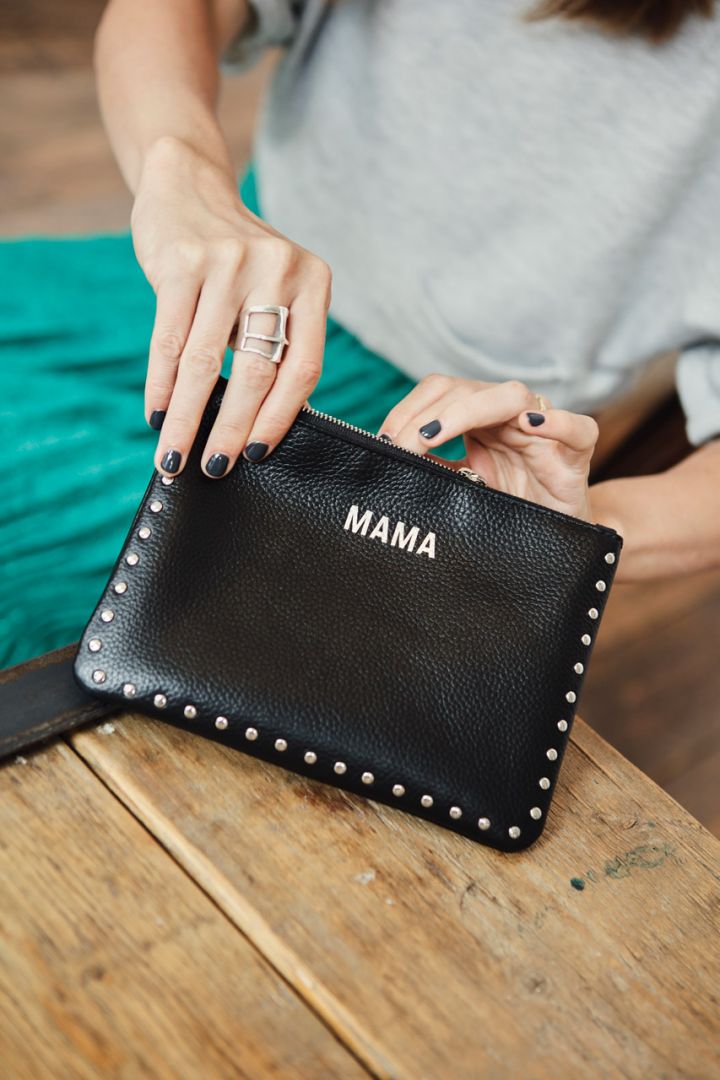 Mama Wickelclutch mit Nieten aus Kalbsleder schwarz