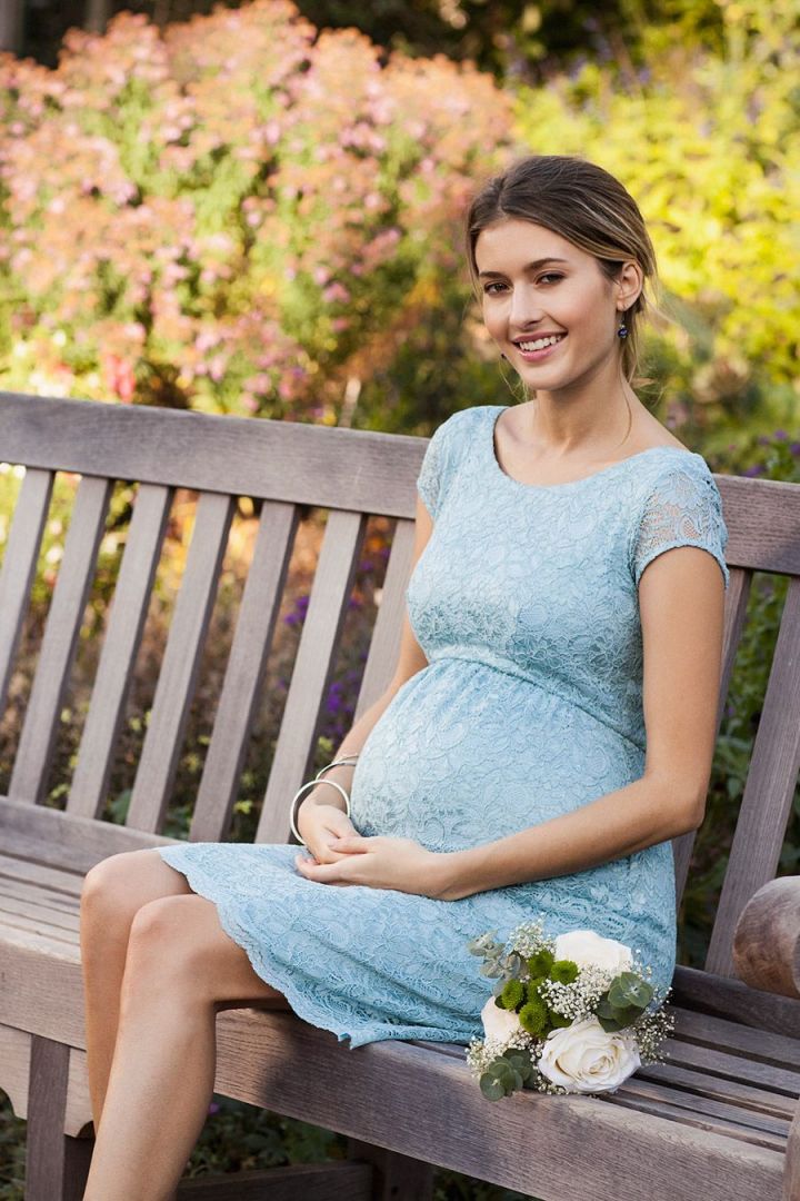 Etui Umstandskleid aus Spitze eisblau