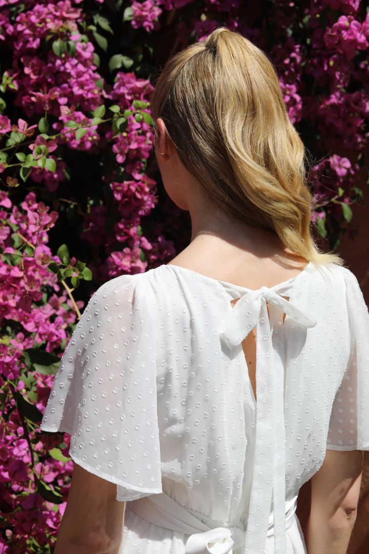 Umstandsbrautkleid mit Schleifendetail am Rücken