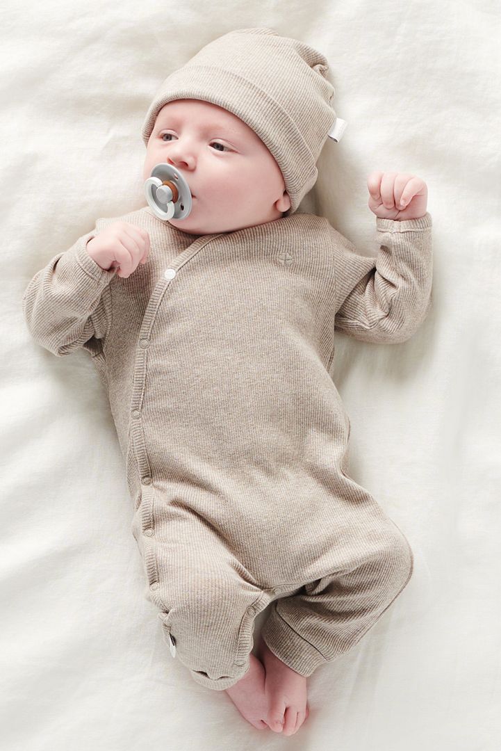 Organic Rippstrick Strampler taupe