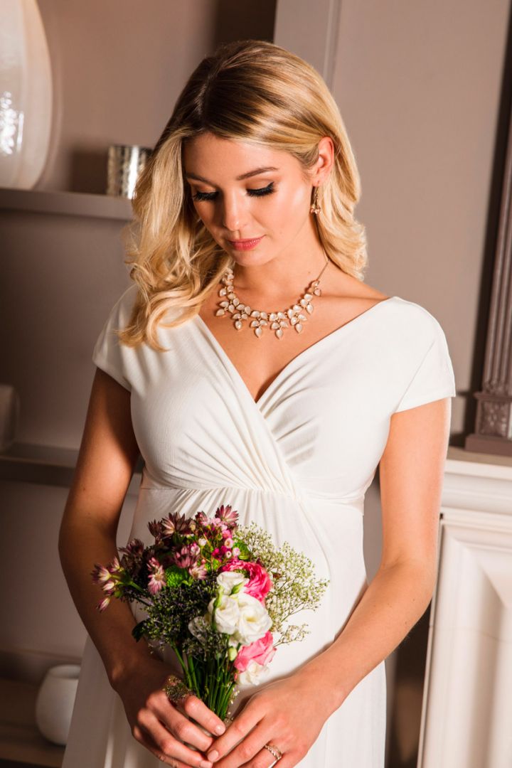 Umstandsbrautkleid mit Cache-Coeur Ausschnitt