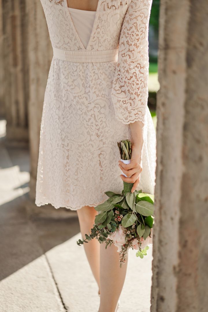 Spitzen Umstandskleid mit Stehkragen und Rückenausschnitt