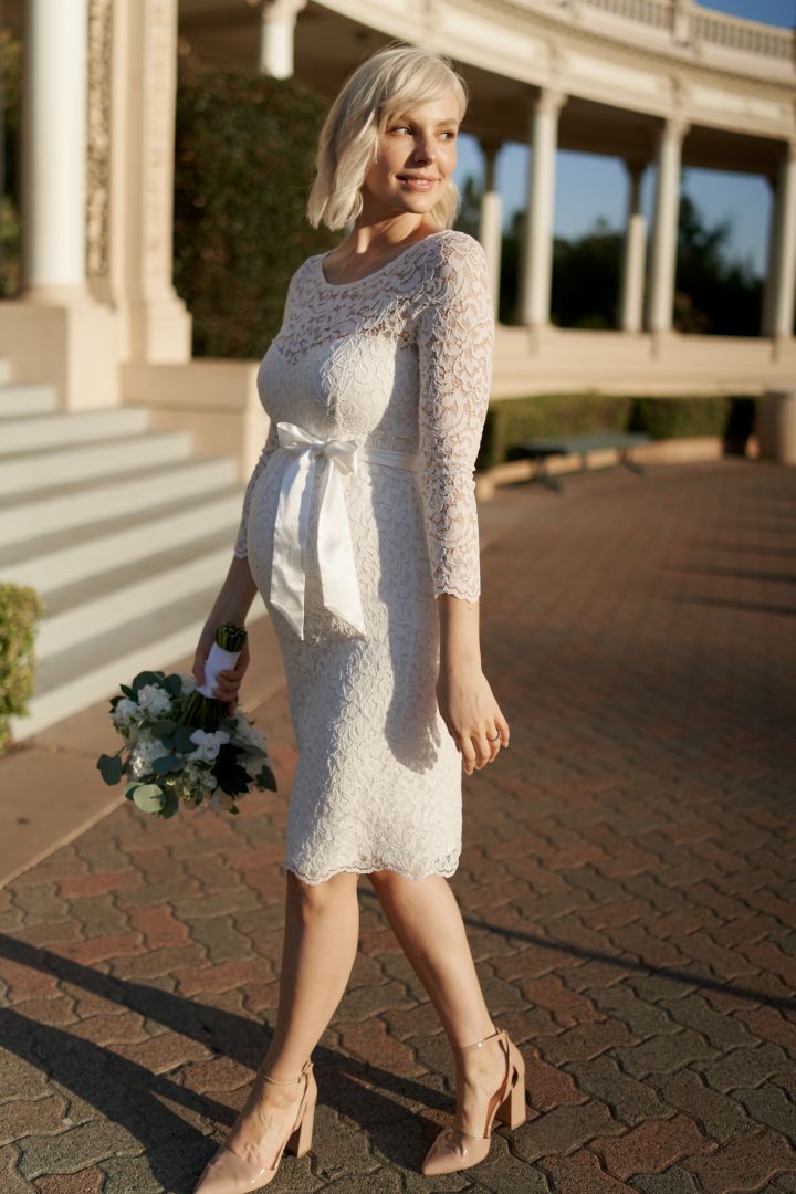 Umstandsbrautkleid mit Herz-Dekolleté