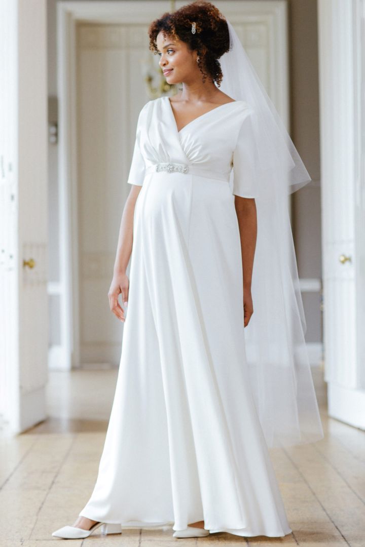 Satin Umstandsbrautrobe