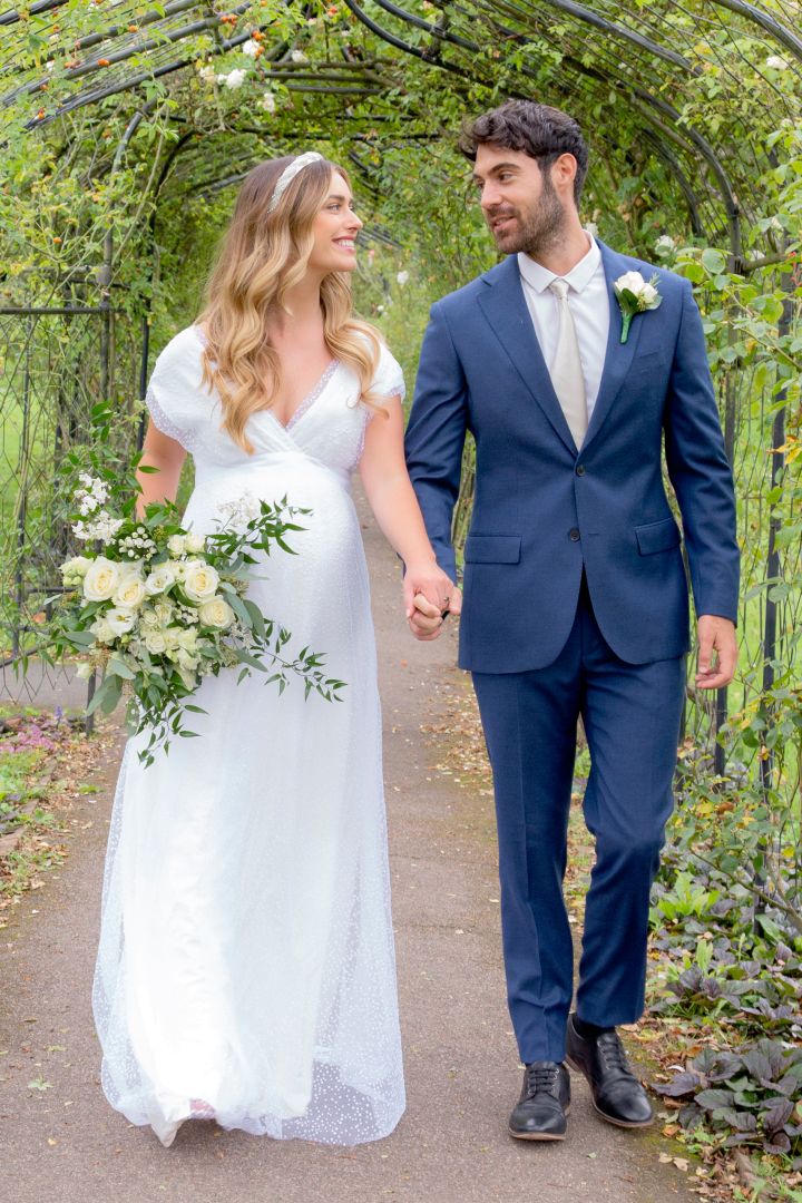 Umstandsbrautrobe mit Tüll