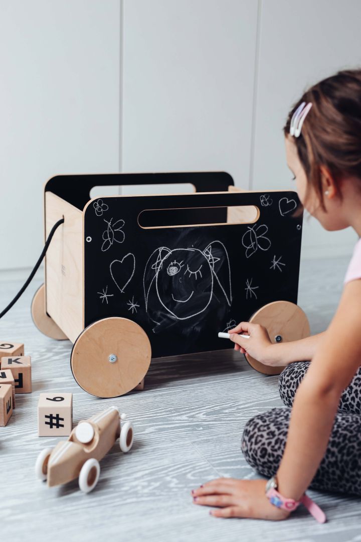 Spielzeugkiste auf Rädern schwarz