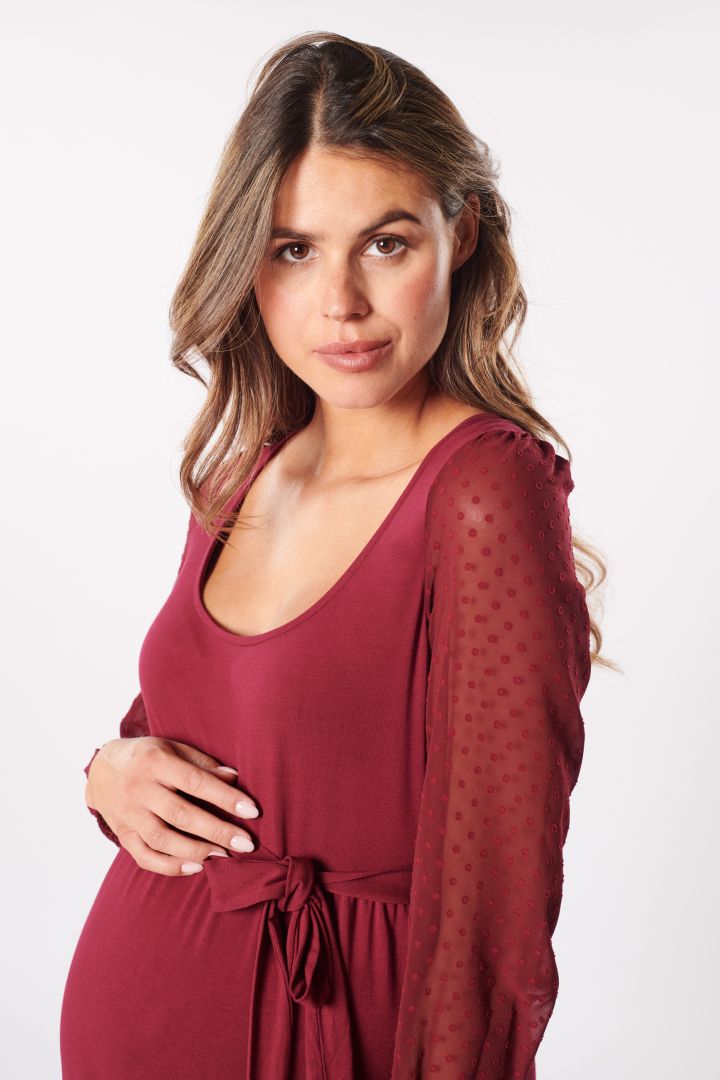 Umstandskleid in Wickeloptik mit Spitzenärmeln burgund