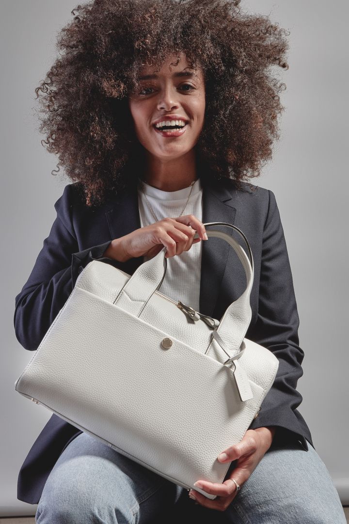 Wickeltasche aus Kalbsleder hellgrau