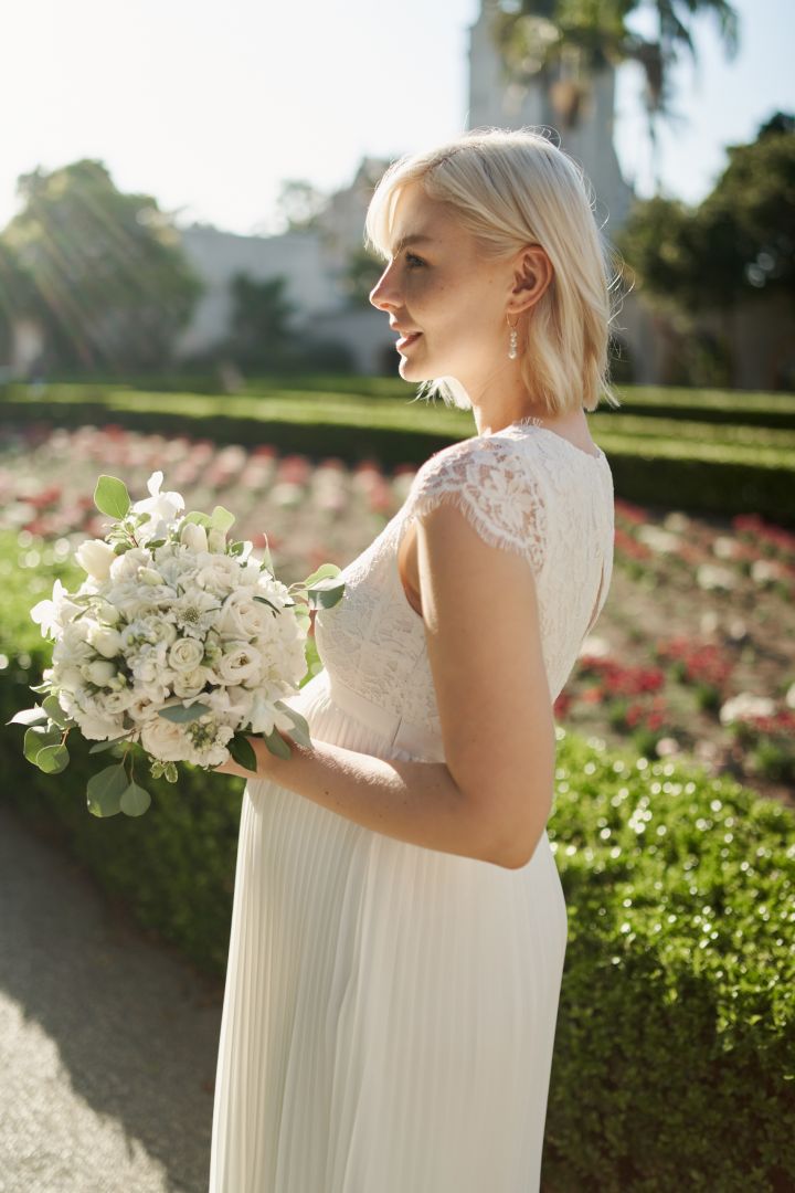 Umstandsbrautkleid mit Spitzenoberteil und Plissees