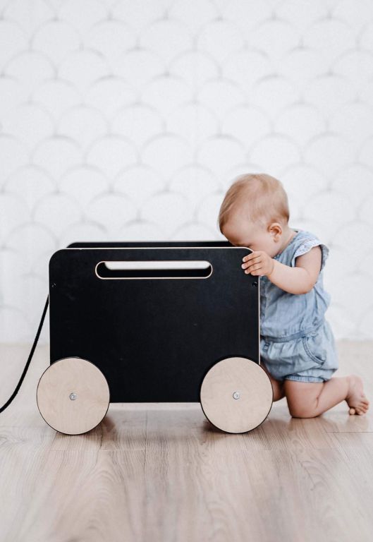 Spielzeugkiste auf Rädern schwarz