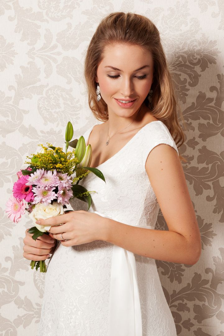 Spitzen Umstandsbrautkleid mit U-Boot Ausschnitt