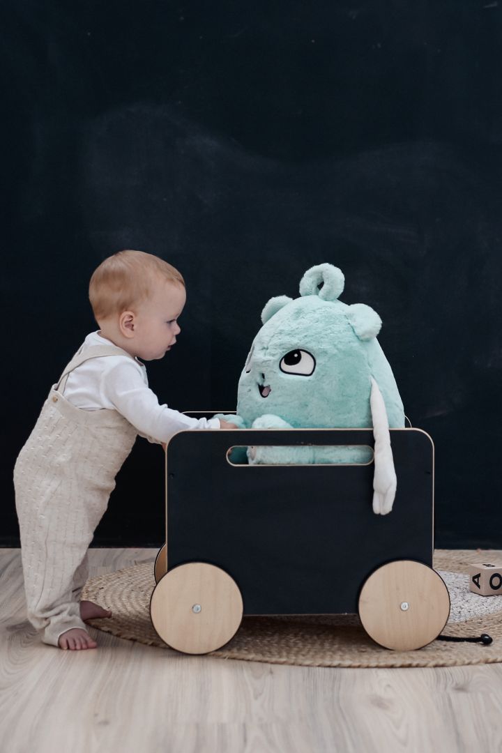 Spielzeugkiste auf Rädern schwarz