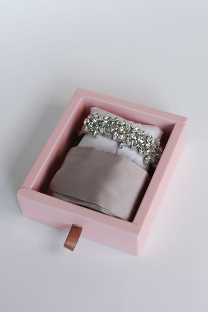 Brautkleid Schärpe mit Blumenverzierung champagner