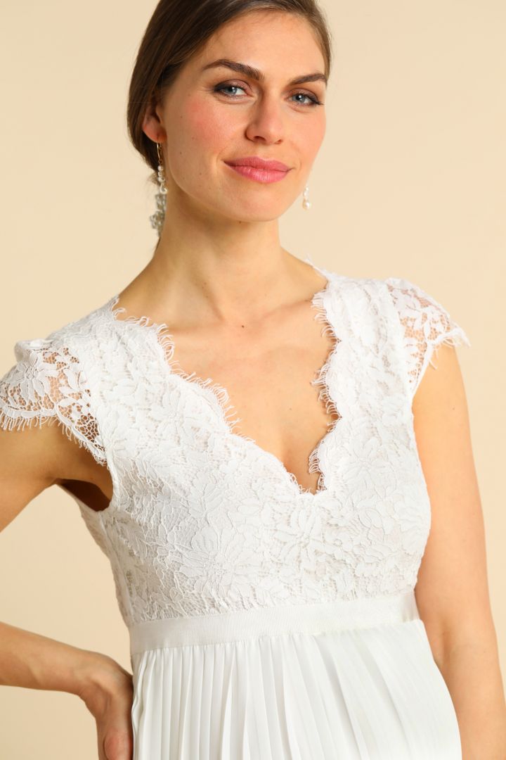 Umstandsbrautkleid mit Spitzenoberteil und Plissees