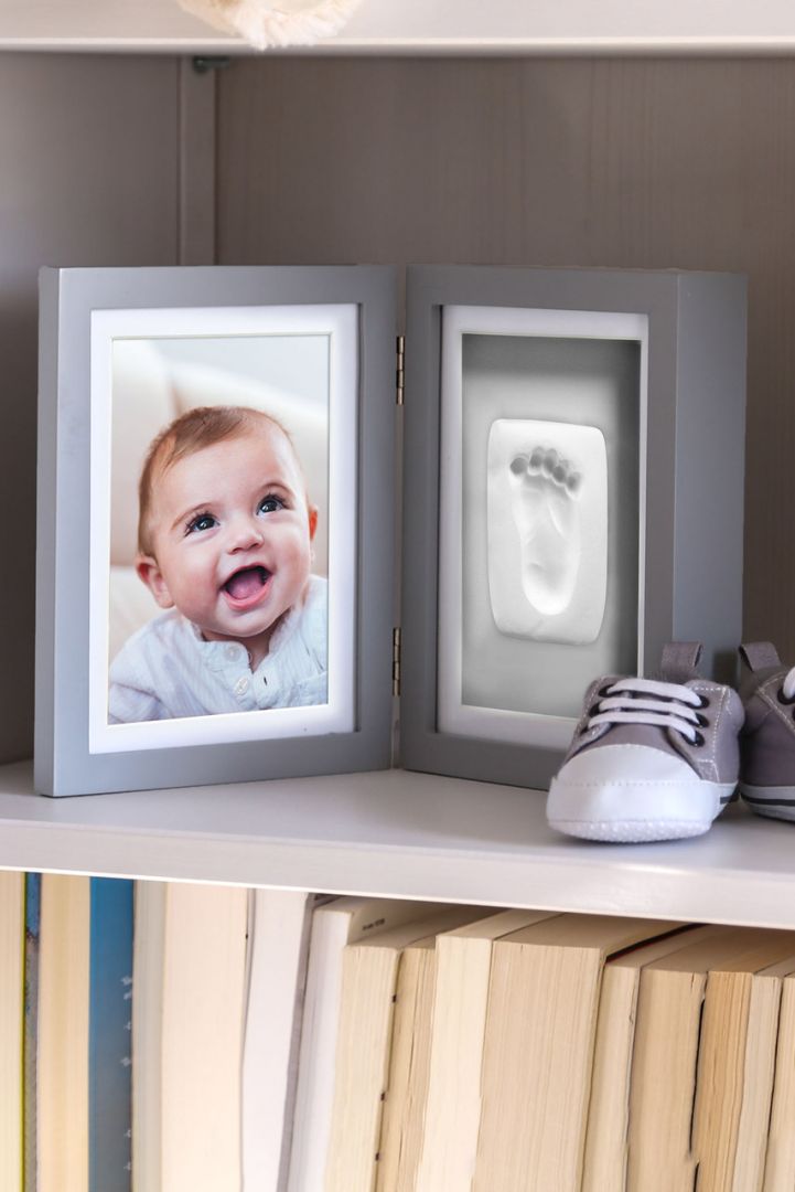 Stand-Bilderrahmen mit Baby Abdruckset, grauer Hintergrund