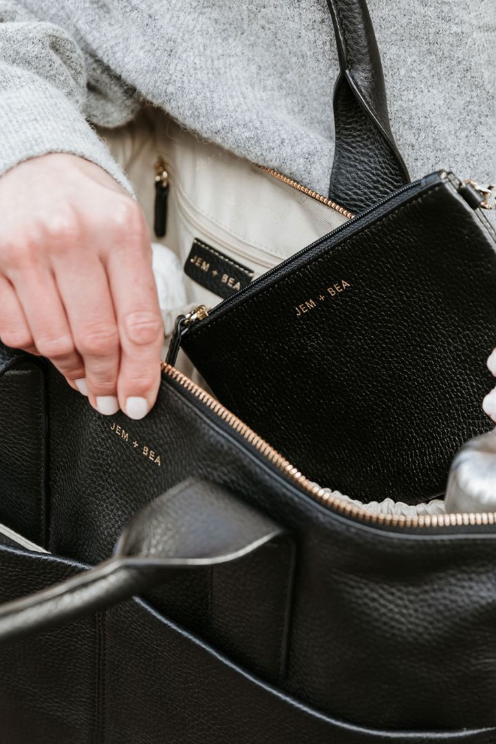 Luxe Wickeltasche aus Kalbsleder schwarz