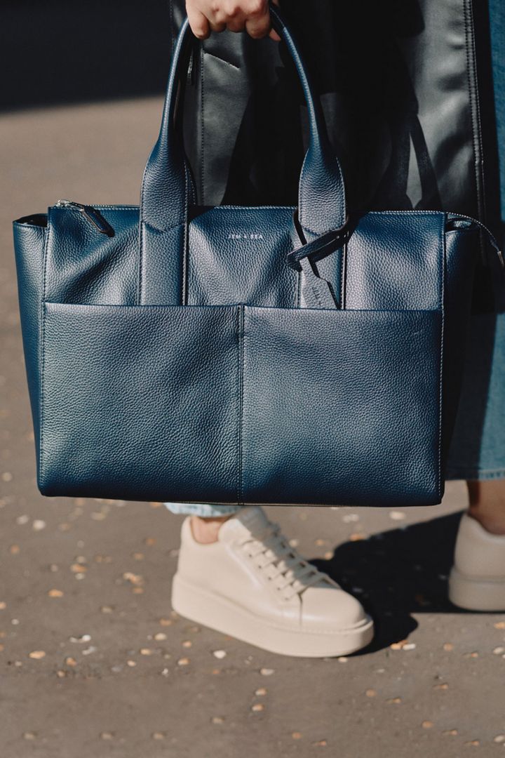 Luxe Wickeltasche aus Kalbsleder navy